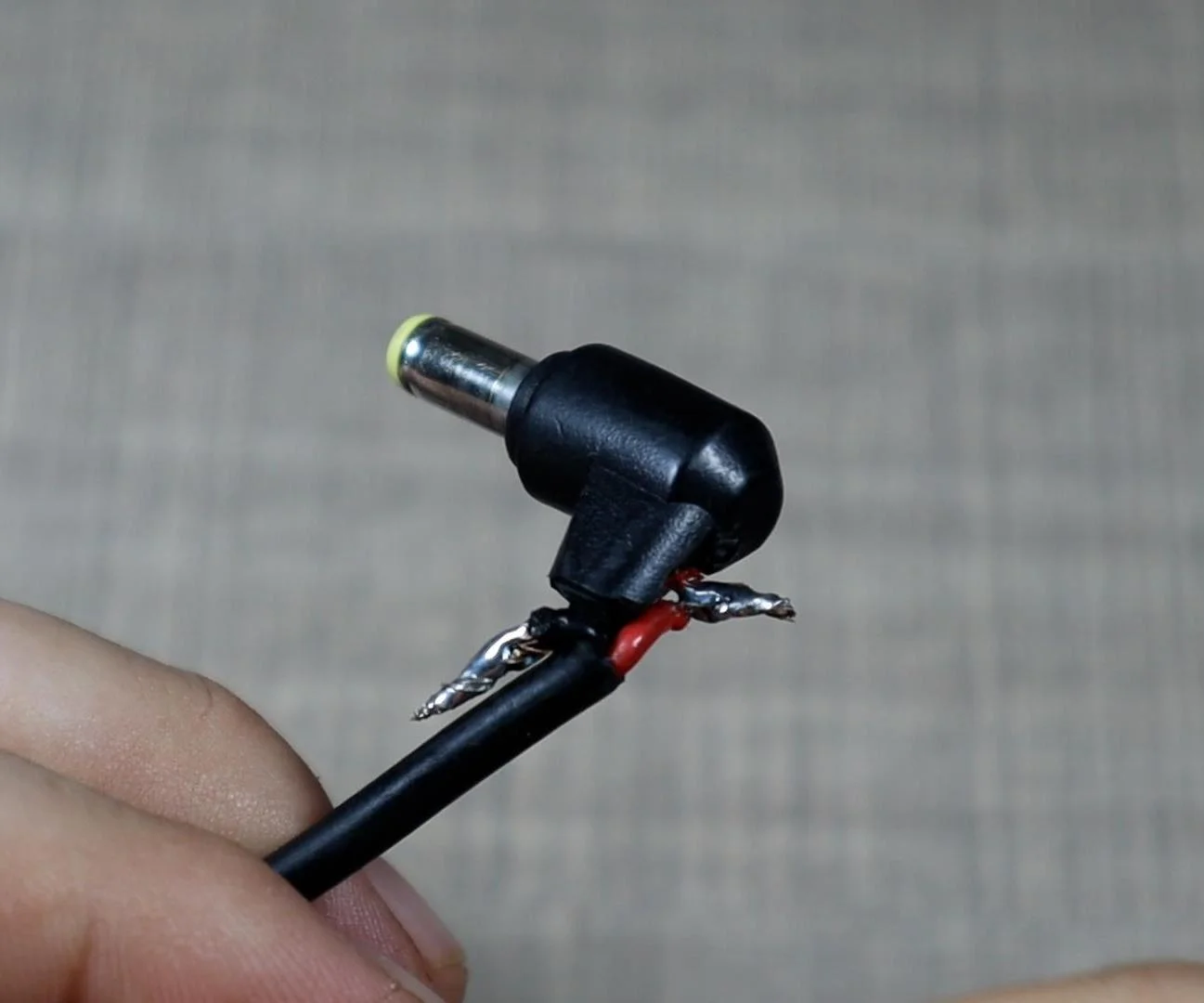 Carregador de notebook com cabo danificado - reparo necessário
