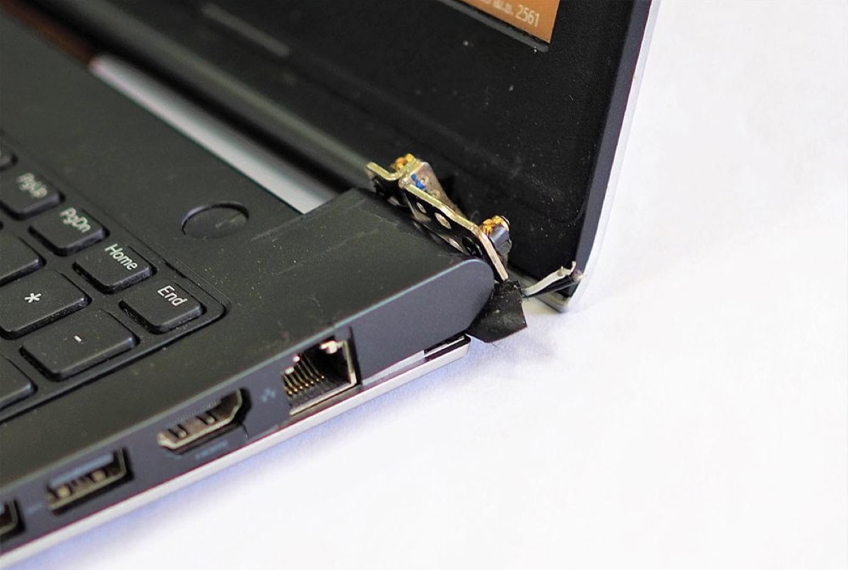Reparo profissional de dobradiças de notebook