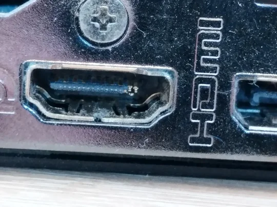 Porta HDMI danificada