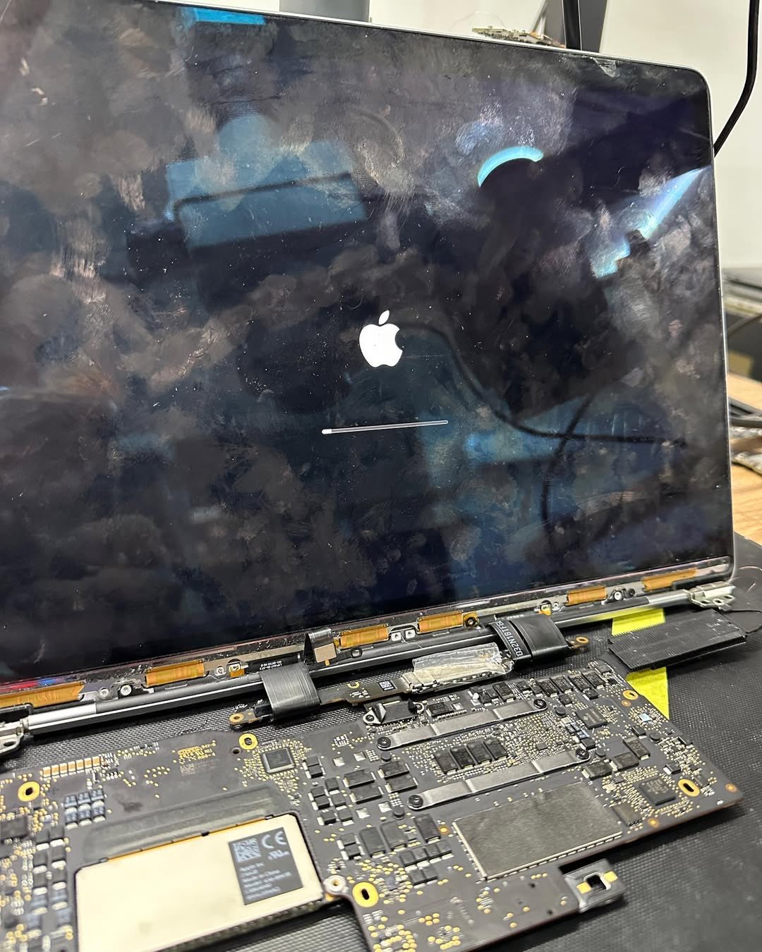 MacBook com FlexGate - tela sem iluminação