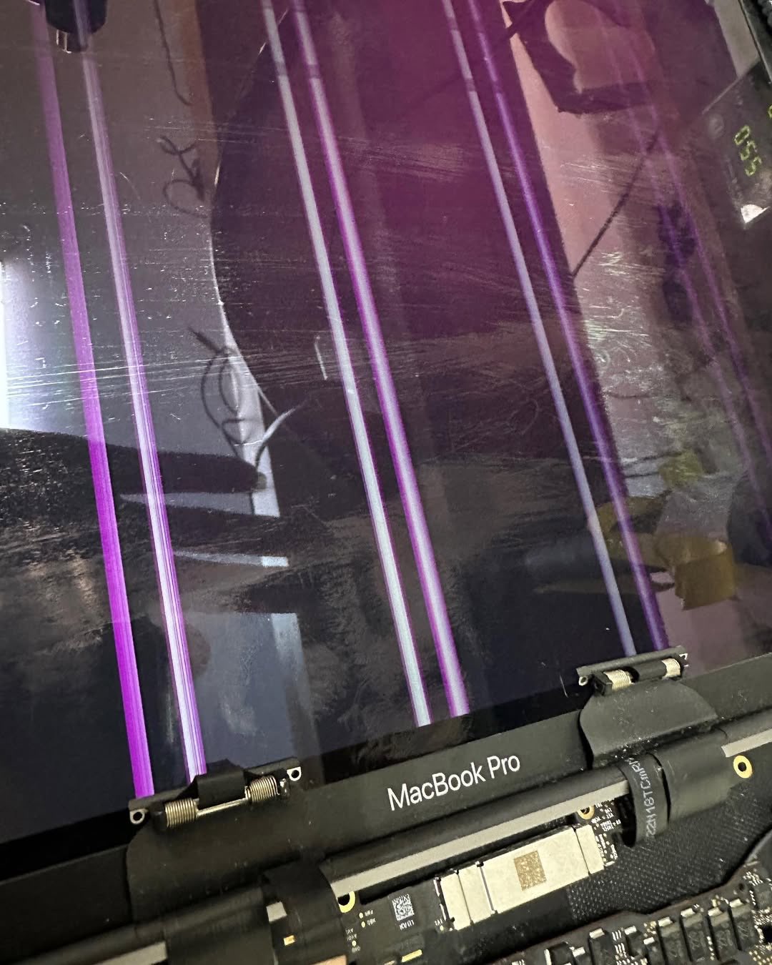 Tela de notebook com linhas verticais